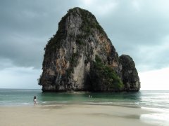 Počas dovolenky na Phi Phi určite výlet na Railay Bay
